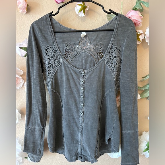 Women's Grey Keepsake Long-Sleeve Crochet-Inset Slub Henley Top - Picture 10 of 11